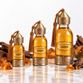 Set van drie geurolieflessen Amber in 30 ml, 60 ml en 125 ml op lichte studio-achtergrond