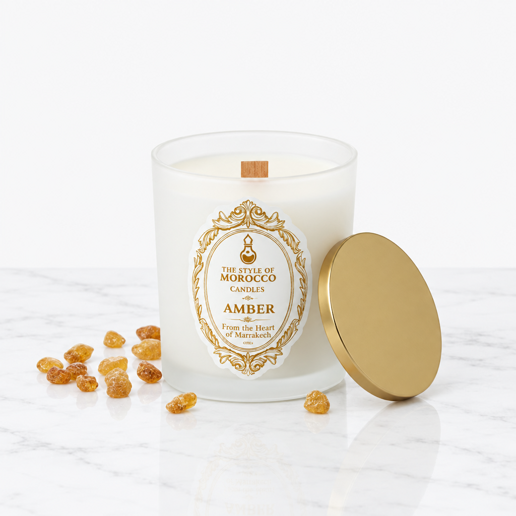 Amber-kaars op helder wit marmer