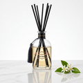 Fleur d’Orange diffuser op hoogglanzend marmer met bijna witte achtergrond