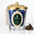 Oud-kaars op wit marmer met oud-hout
