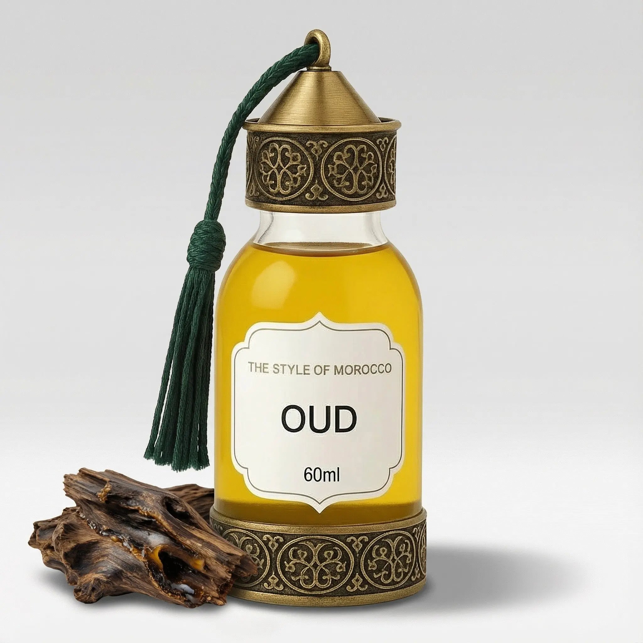 Oud essentiële olie collectie met 30ml, 60ml en 125ml flessen met gekleurde kwastjes op witte achtergrond